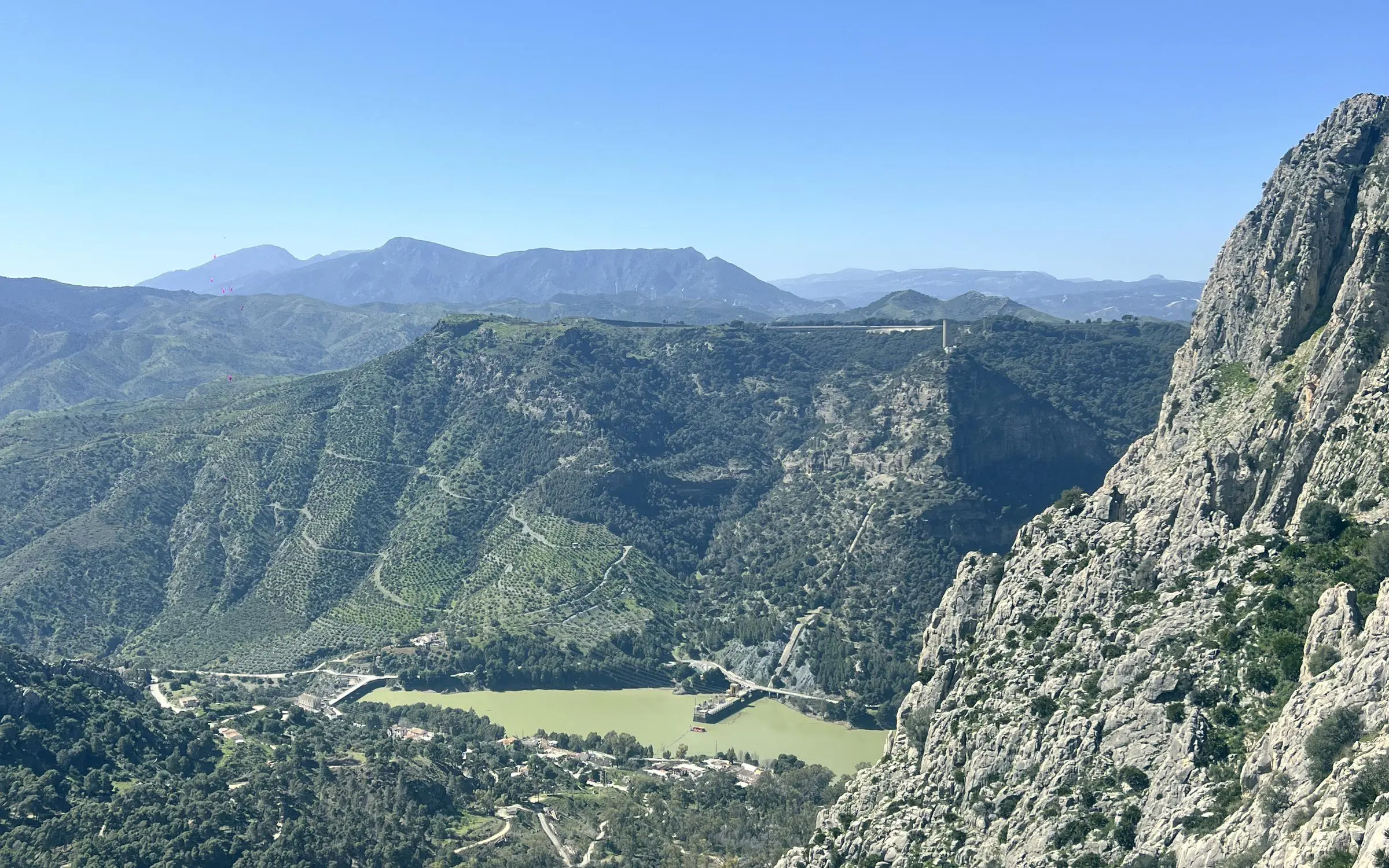Desfiladero de los Gaitanes y el embalse desde la subida al Pico Huma