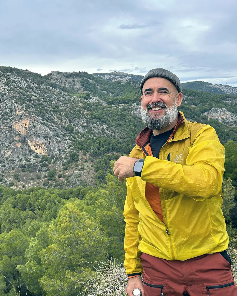 Fran sonriendo en una ruta por la sierra de Málaga