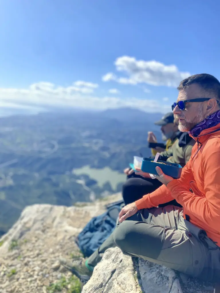 Comiendo en la cumbre de La Concha, con la sierra al fondo