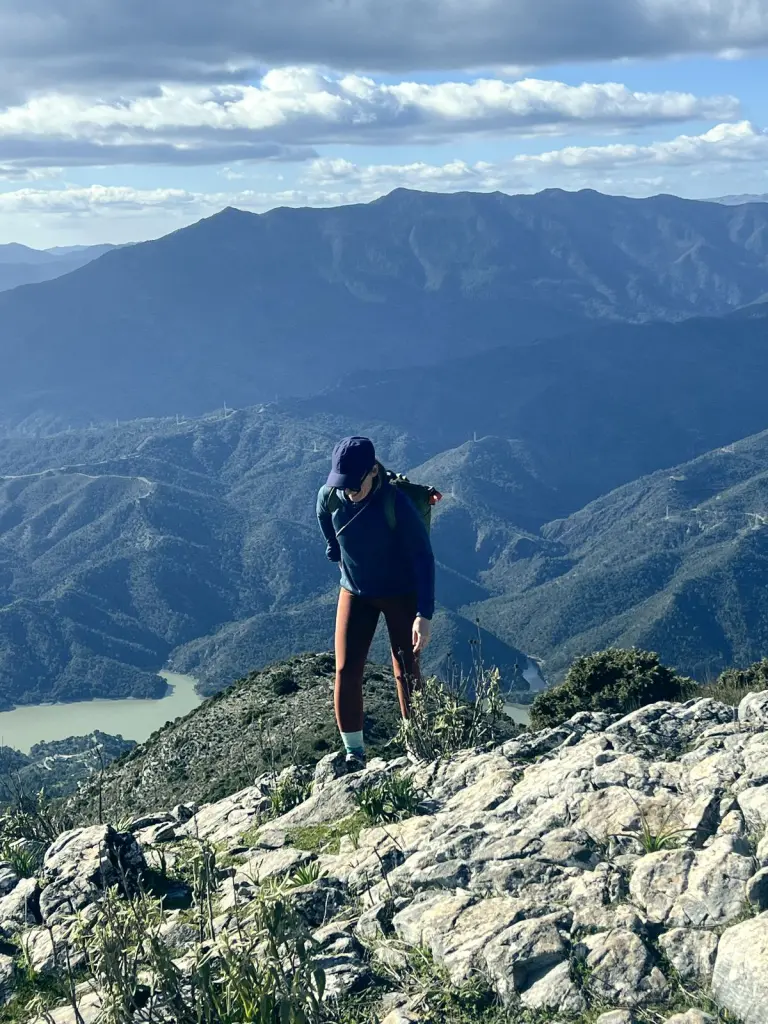 Senderista asomado a la sierra, con el embalse al fondo