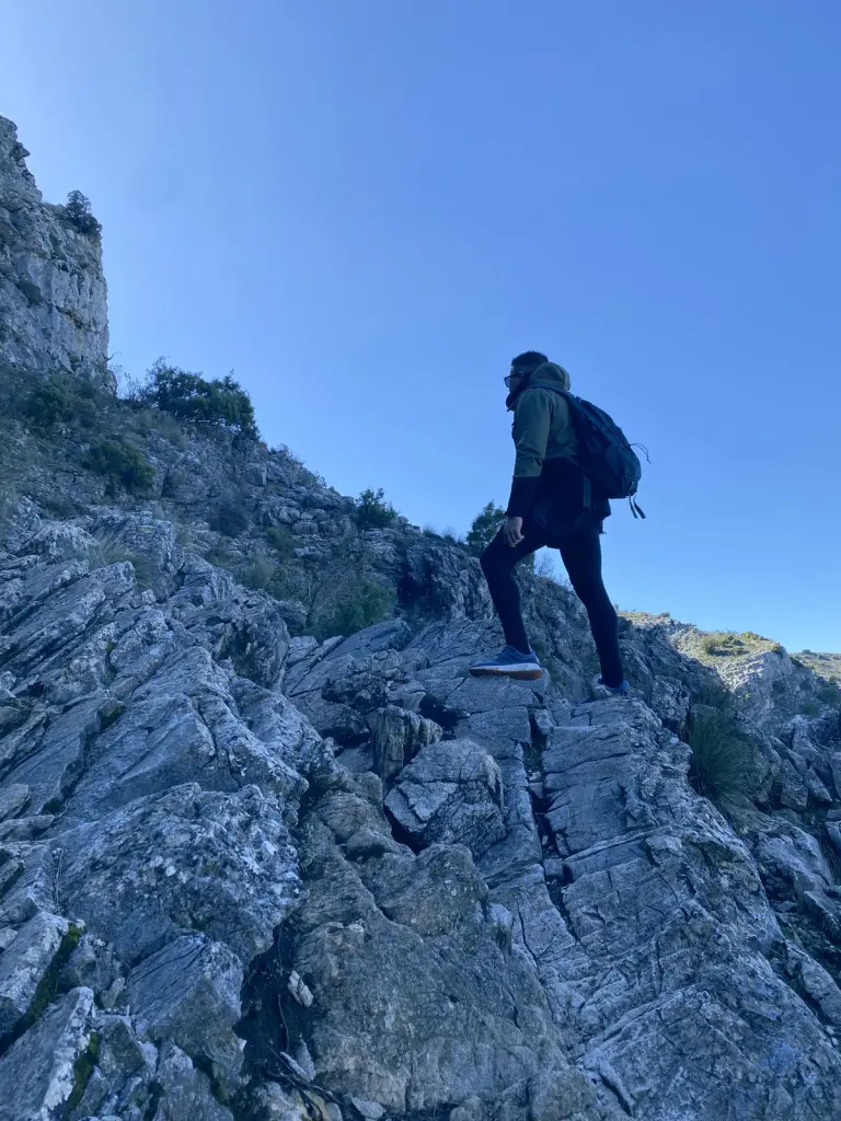 Senderista en la cresta rocosa de La Concha