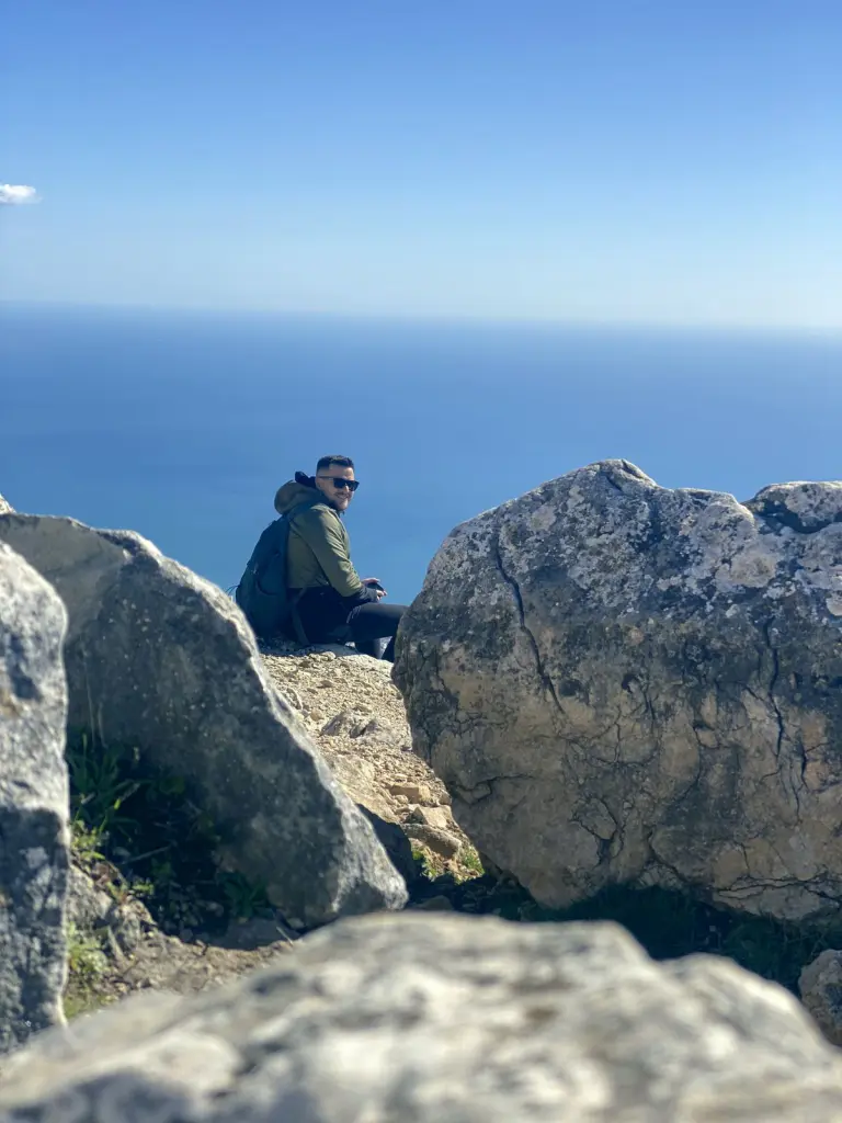 Descanso entre las rocas, con el mar al fondo