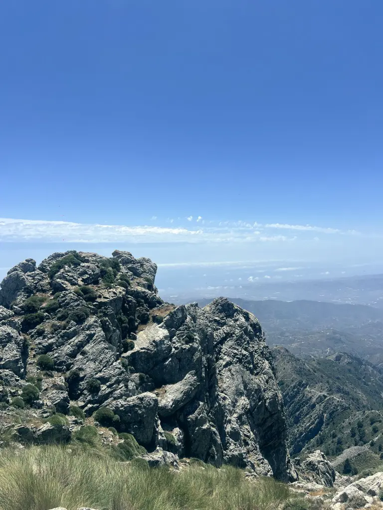 Rocas de la sierra con el valle al fondo