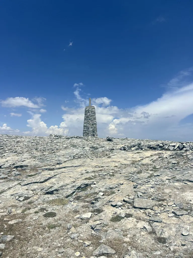 Vértice geodésico en la cumbre de La Maroma