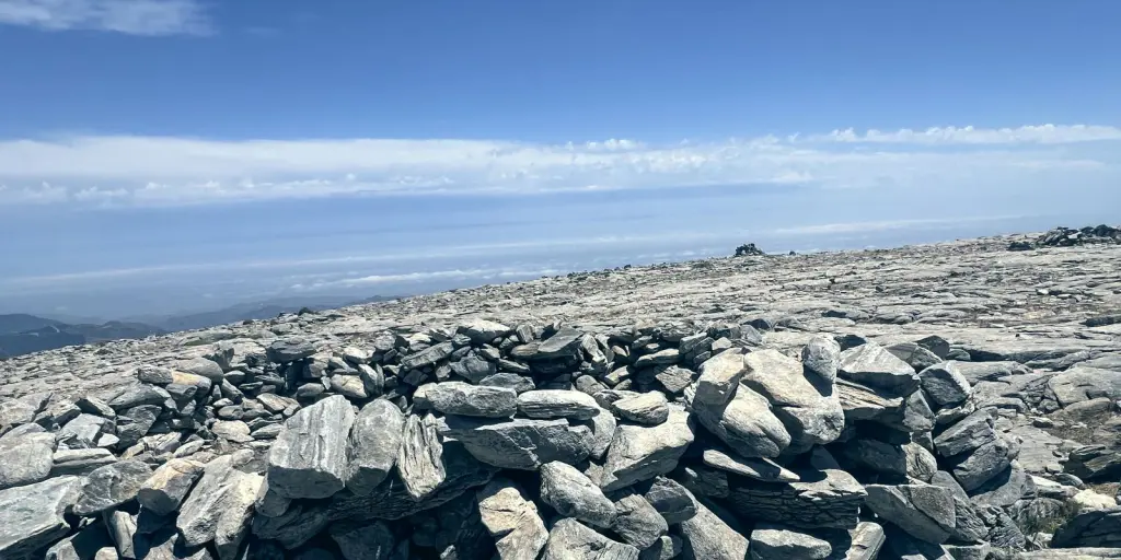 Muros de piedra en la meseta de la cumbre