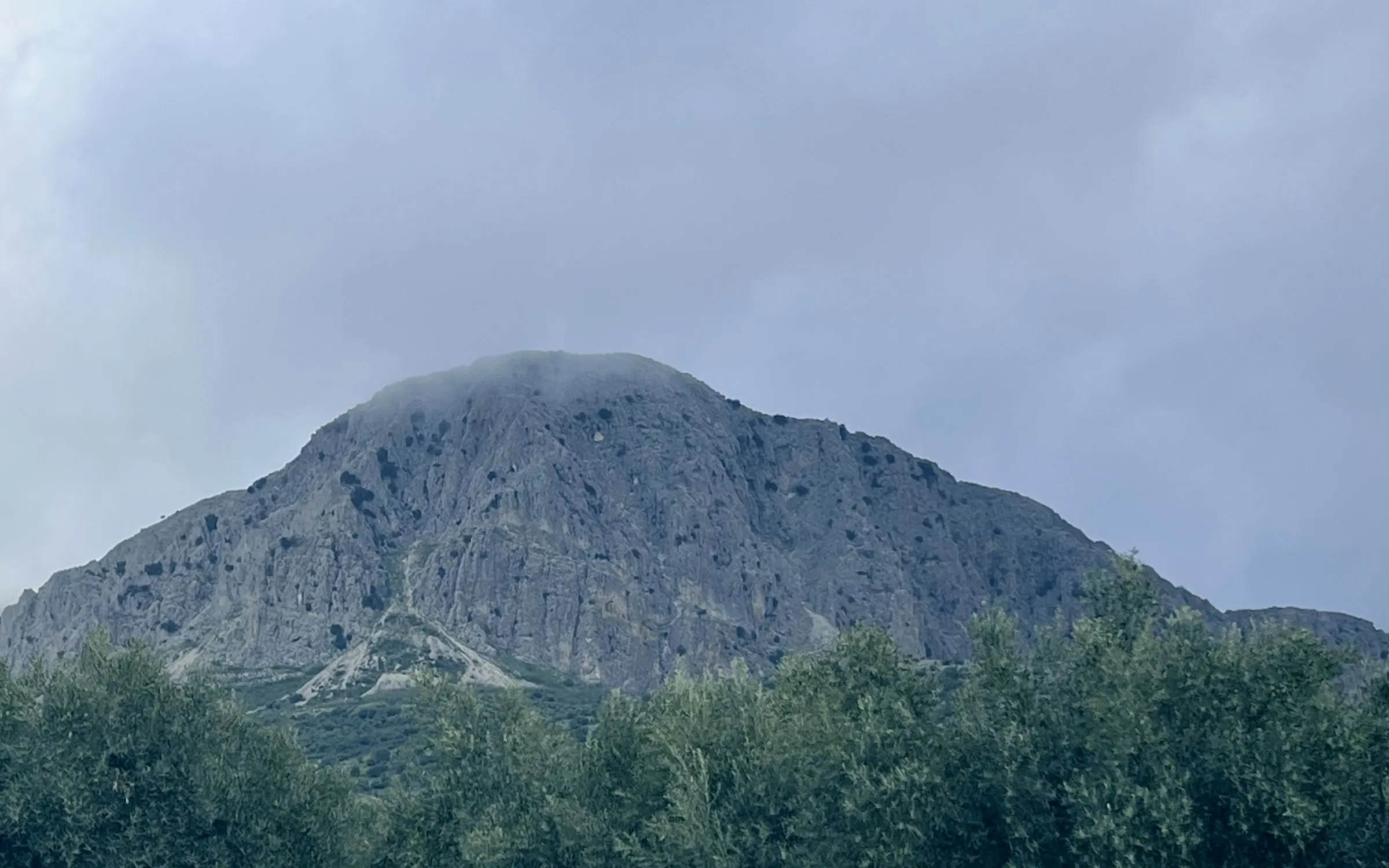 La Maroma desde el Robledal, con la cumbre entre nubes