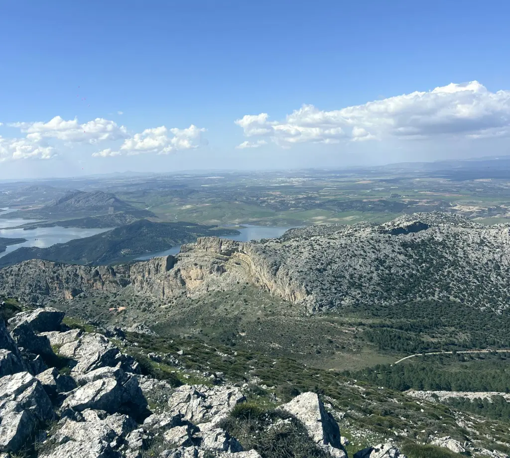 El embalse y la sierra desde la subida