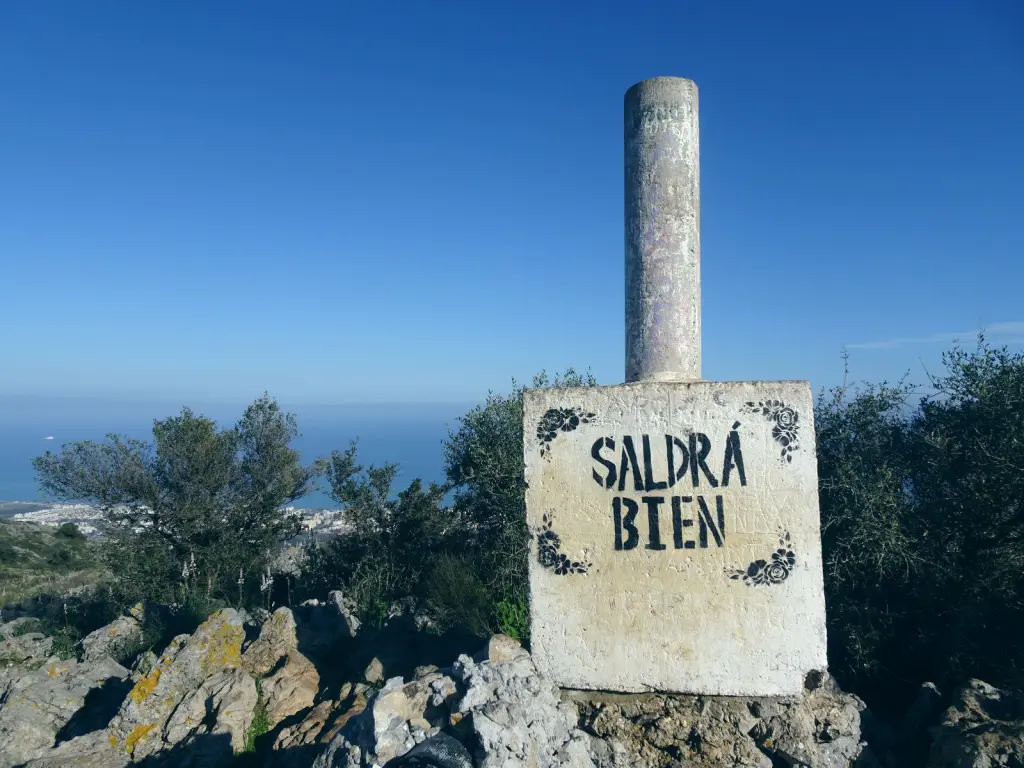 Vértice del Pico Jabalcuza con el letrero «Saldrá bien»