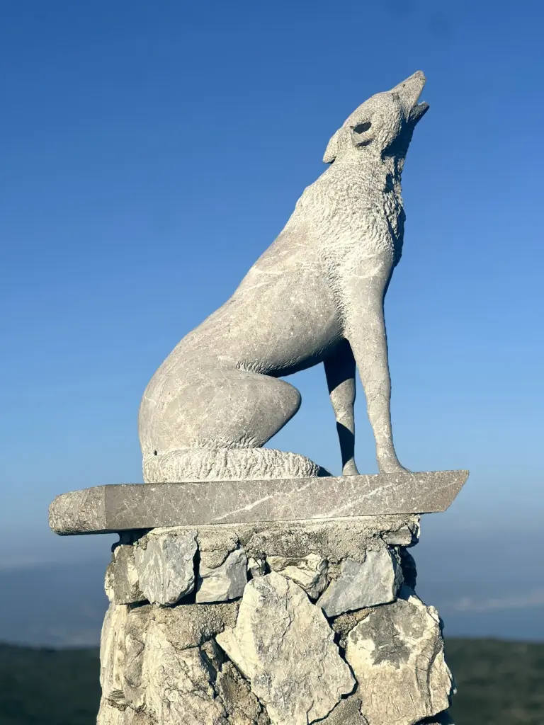 Escultura del lobo en el Mirador del Lobo