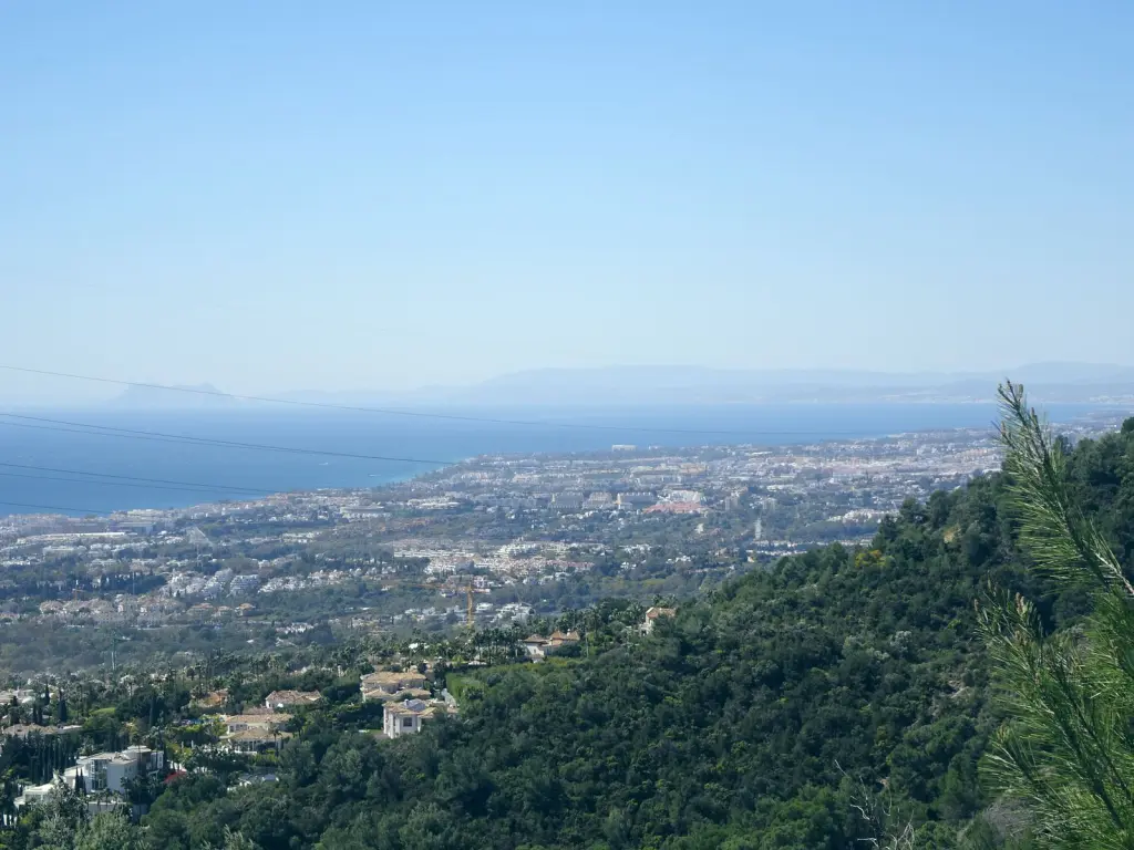 La costa vista desde la ladera de la sierra