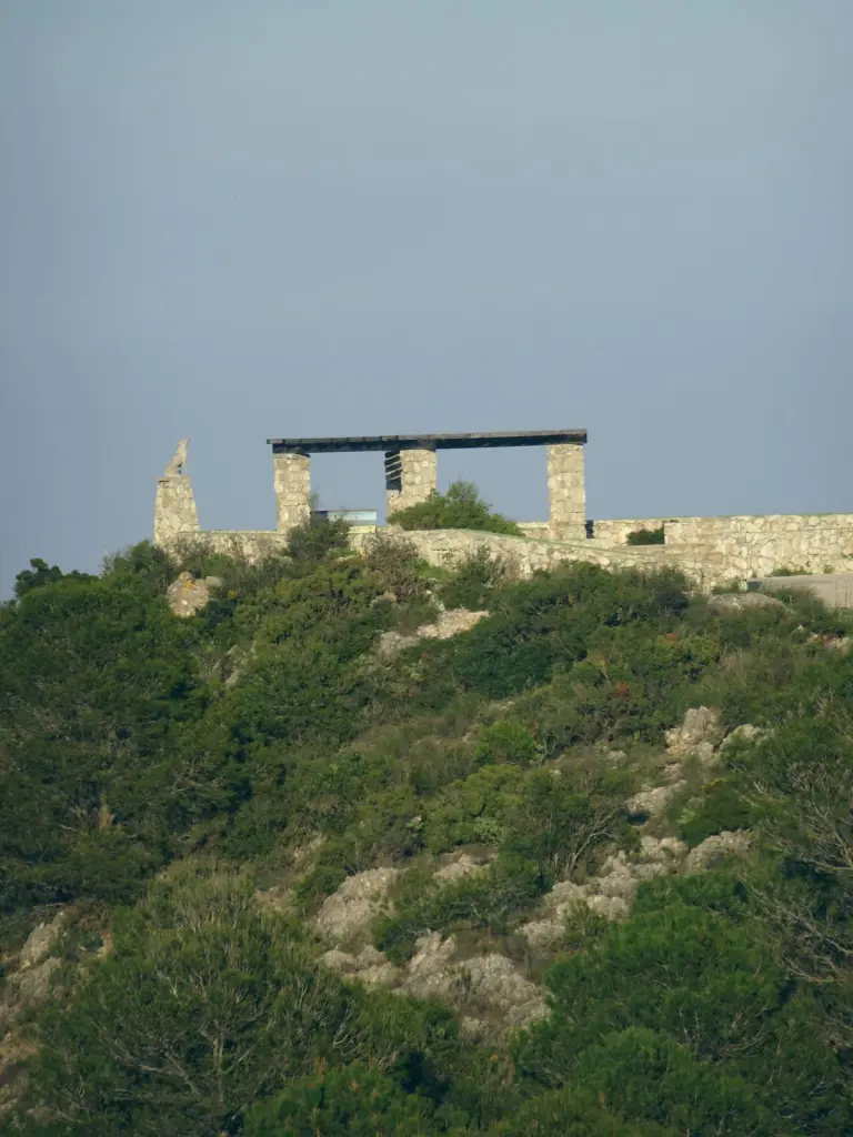 El Mirador del Lobo visto desde el sendero