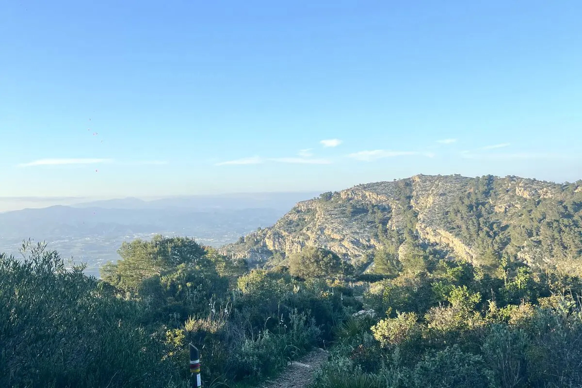 Sendero hacia el Pico Jabalcuza con la luz de la tarde