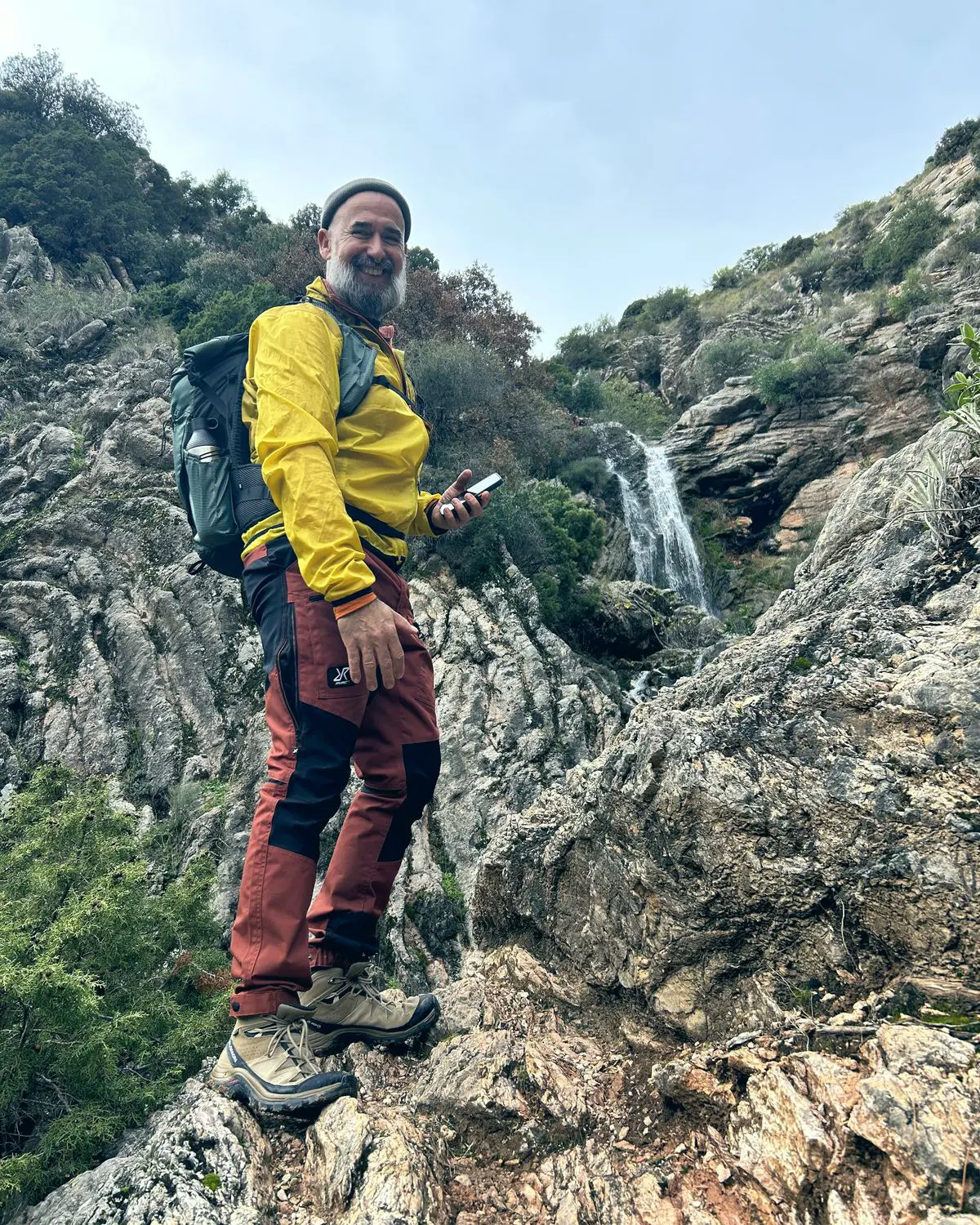 Fran en un sendero de roca junto a una cascada